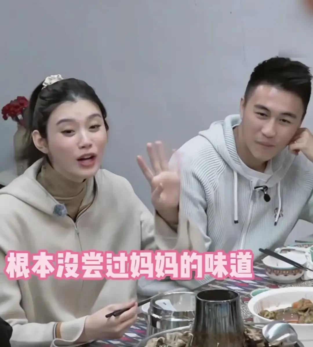超模奚梦瑶自曝能长年保持纤细身材，背后原因竟然跟自律节食毫无关系。
谁能想到，别人为了上镜天天啃水煮菜算卡路里，她倒好，纯粹是小时候在家里压根“吃不香”。
她在镜头前吐槽得特别坦白，说自己打小就不知道什么是“妈妈的味道”。
因为她母亲根本不进厨房，锅碗瓢盆跟她毫无瓜葛，家里的三餐全由老爸一手包