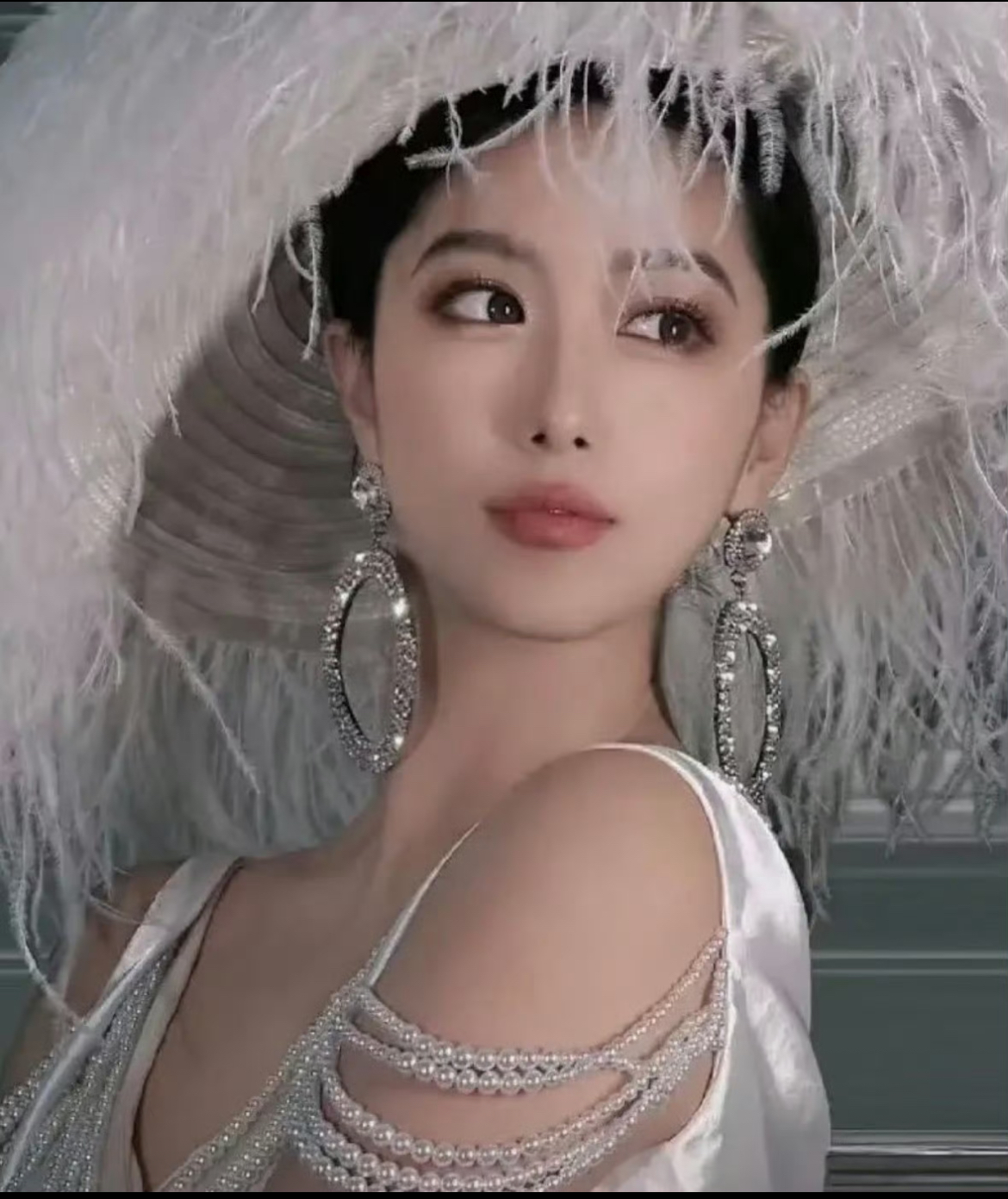 李蠕蠕收入远超圈内小艺人，
光鲜背后全是拼出来的
人人羡慕网红高收入，
却少有人看见背后的辛苦。

网红李蠕蠕单条广告报价高达60万，收入直接碾压众多娱乐圈小演员。大家只盯着她亮眼收益，忽略她多年埋头打拼的历程。

2019年她便踏入短视频赛道，凭借极具特色的TVB模仿风格爆火。脚本、拍摄、表演、剪