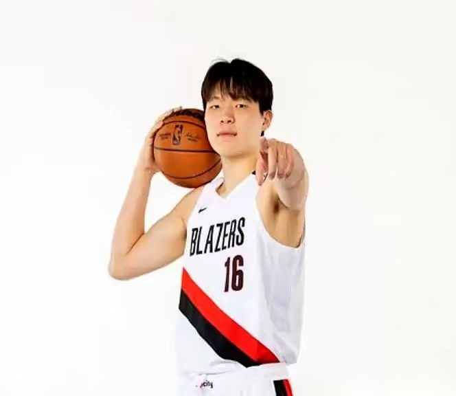 森林狼122-104把尼克斯按在地上摩擦，尼克斯季前赛直接吞下三连败。
最扎心的是唐斯。穿着尼克斯球衣打老东家，首发上场，结果只交出11分4助攻2篮板，存在感还没场边的嘘声大。续约的事还跟管理层僵着，球场上又拿不出硬货，纽约球迷的耐心可不多。
反观森林狼，爱德华兹5记三分轰26分，麦克丹尼尔斯也