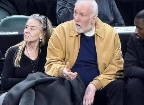 TMZ 报道，格雷格·波波维奇已与前长期助教迈克·布登霍尔泽的前妻玛丽·巴斯·布登霍尔泽结婚。

迈克在波波维奇手下执教近20年，并在那个时期帮助马刺队赢得4次总冠军。

迈克和玛丽于2016年离婚，波波维奇和玛丽于9月16日在德克萨斯正式结婚。

波波维奇和玛丽在上赛季还被发现在一起观看马刺队的比赛  ​