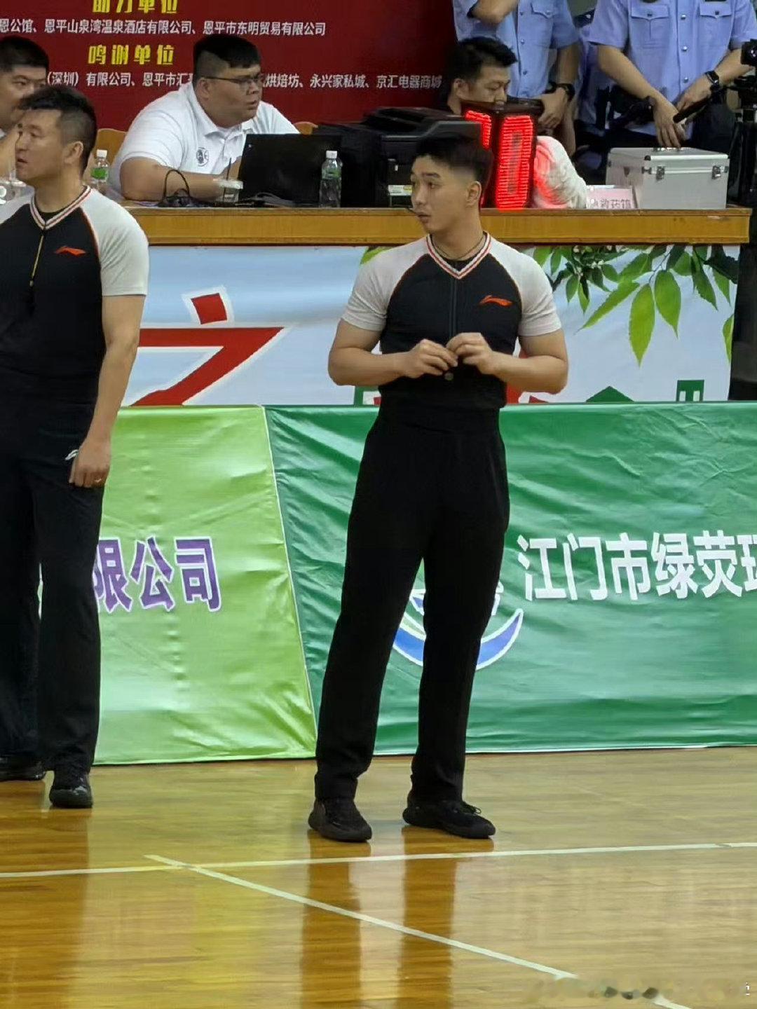 我说这个人怎么这么熟悉 看出来是谁了吗？[超话] ​