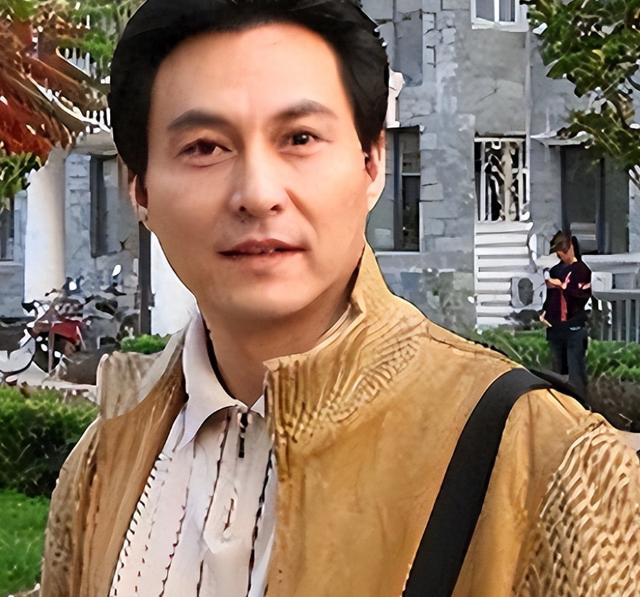 杨俊勇（1964年1月1日—2021年10月31日），毕业于中央戏剧学院，国家一级演员。
图中是94版《三国演义》，他饰演魏文帝曹丕。一身帝王锦袍，头戴皇冠，眼神锐利，演出了曹丕的野心、猜忌与帝王城府，经典的七步诗片段里，这个角色让人印象深刻。
 
杨俊勇是老牌实力派演员，在87版《红楼梦》中饰演贾