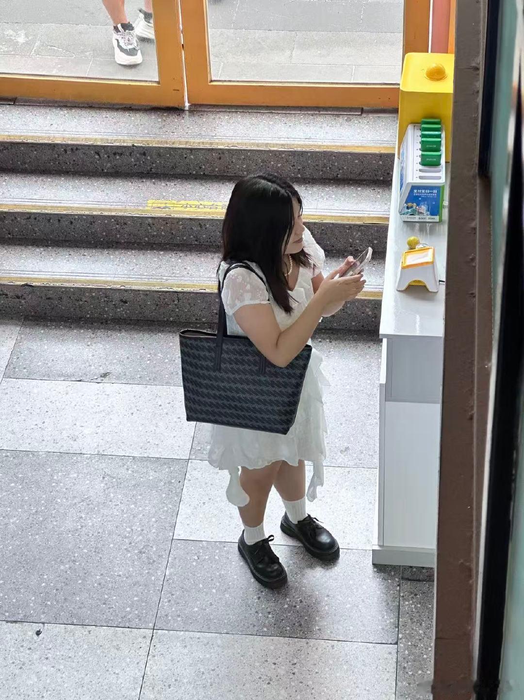 24年6月 符摄于云创二楼偷拍佳之
只可远观不可近看
第一次做巴斯克
还不错啦
不辜负我买的材料
周四晚赴约超市
买的东西失望之[泪]
得夸奖乐之 ​