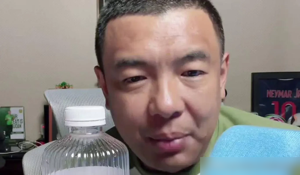 能踢地球上任何联赛，徐亮转头就补了一刀。
17岁吕孟洋刚注册西班牙人U19B，网上正嗨。徐亮直播直接泼冷水：从B队到一线队，中间隔着三层淘汰，概率低得吓人。天赋确实顶级，创造力拉满，攻破过巴萨U18球门。
但没用。
他说最要命的是管不住嘴。带他训练完去超市，一口气干了好几个汉堡。易胖体质，稍微