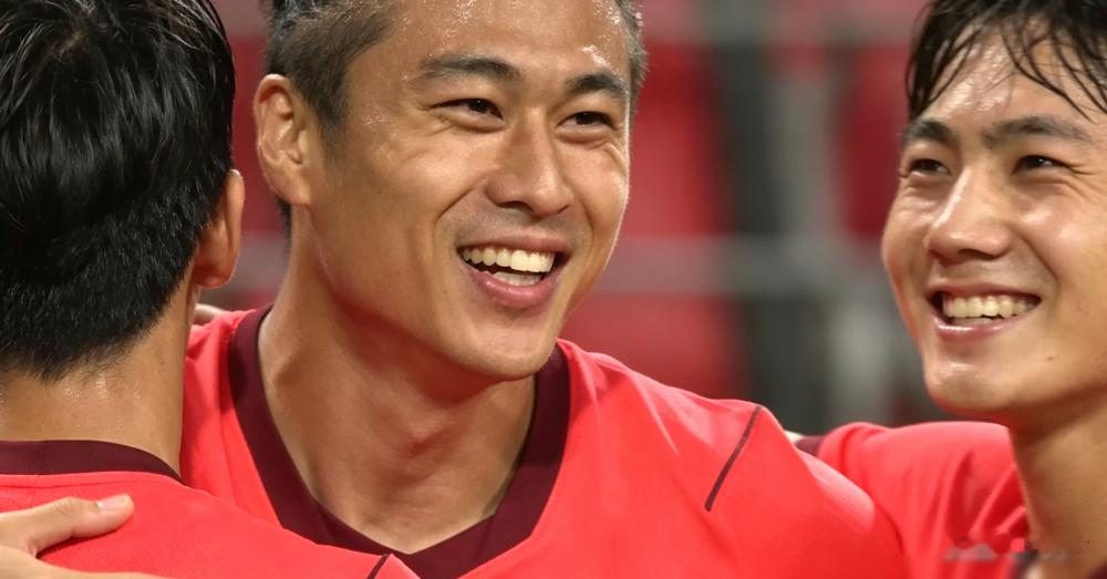 一场毫无预兆的3比0，直接撕烂了国足28年的遮羞布。
9月26日的亚运男足八强战，主帅安东尼奥在主力停赛的绝境下，直接掀桌子变阵，硬把彭啸、蒯纪闻这帮小将推上火线。
老将吴曦任意球造乌龙，小将胡荷韬补射建功，替补上场的张玉宁一剑封喉。全场高位逼抢，寸土必争，硬是把泰国队引以为傲的边路快攻摁在地上