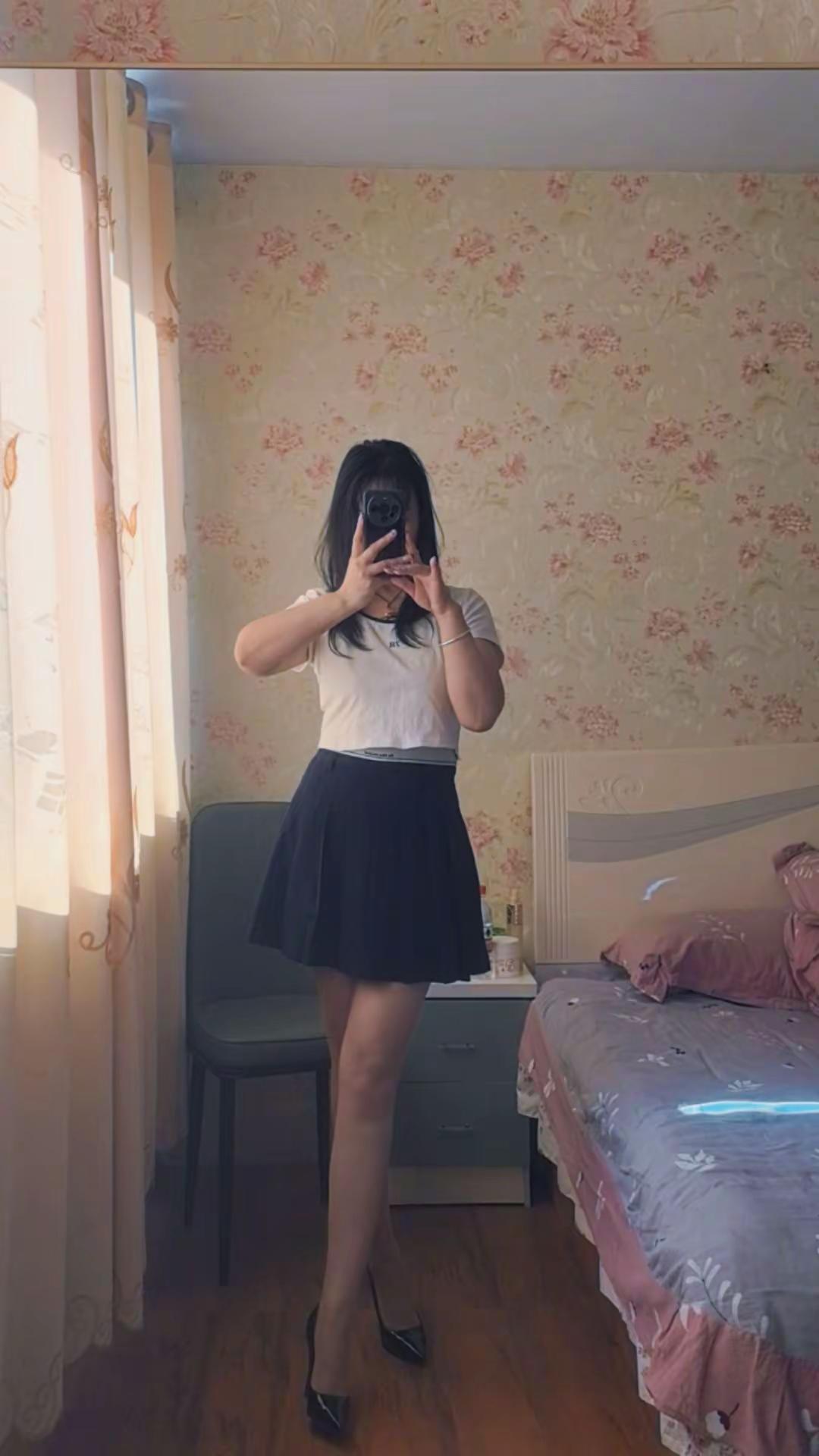 <p>御姐 辣妹穿搭 正常穿搭无不良引导 <!--{img:0}-->...