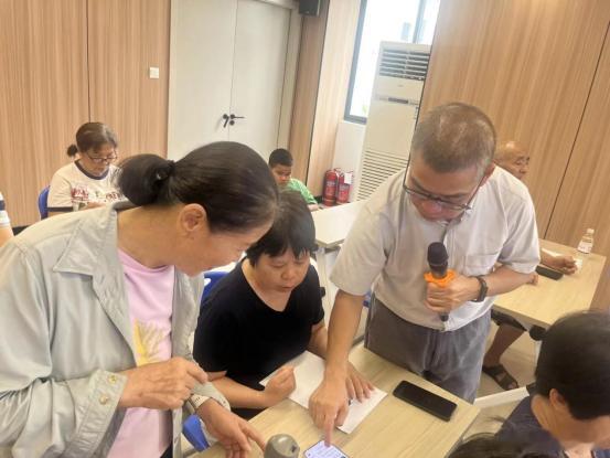 【青秀微观察 | 社区AI课堂：让银发族触见数字时代的城市温度[憧憬]】#文明实践在青秀# #爱用洗衣凝珠的人天塌了#
当前，人工智能逐步融入日常，为群众带来许多便利。然而，不少老年人难以跟上AI技术发展步伐。如何帮助老年群体跨越技术壁垒、共享数字发展成果，弥合数字鸿沟，是青秀区推进基层治理、 ​