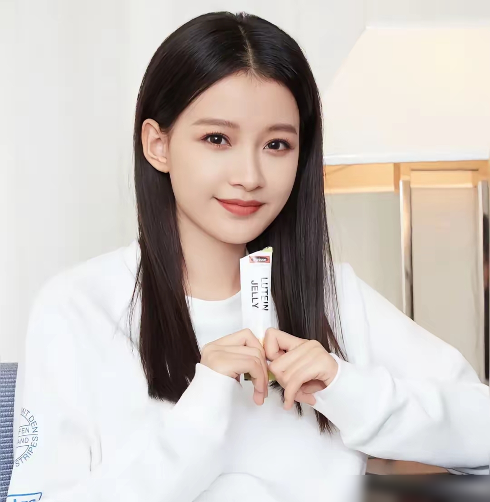 离了婚还要对着前婆婆喊妈，换做是你，你喊得出口吗？孙怡偏偏就喊了。
录制情感综艺时镜头怼在脸上，孙怡脱口而出，该叫妈叫妈，连舅妈姨妈也照叫不误。前夫董子健看着她帮自己宣传电影，只能敲下七个字，谢谢你我的朋友。反观那位京圈第一经纪人王京花，当年连场婚礼都没给孙怡办，如今听见这声妈，依旧没给过半个眼神