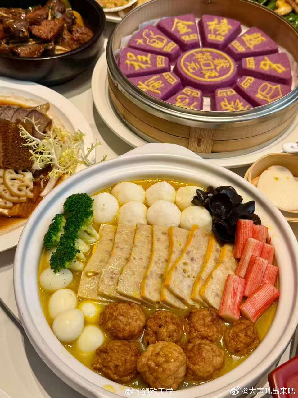 #最适合大学生吃的席出现了# 现在高校迎新花样是越来越多，敲锣打鼓各类节目轮番上演，现场熙熙攘攘十分热闹，妥妥的大型吃席既视感。网友玩梗总结，最适合大学生吃的席出现了。仪式感可以有，但不少人也呼吁少点形式主义，多给新生一些实实在在的帮扶会更好 ​