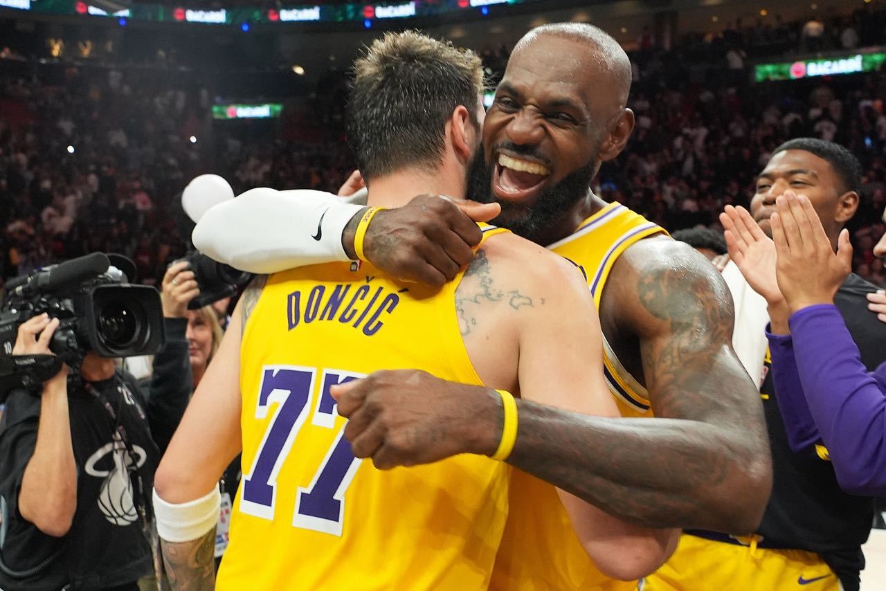 #詹姆斯##东契奇##湖人##离队##NBA#
名记：湖人已是东契奇的球队，詹姆斯不想只当三当家

ESPN名记Ramona Shelburne在播客中谈到了詹姆斯离开湖人的内幕。

“球队不会再给他一份三年合同或1+1，因为他们想和东契奇的时间线对齐。”Shelburne表示，“詹姆斯不可能在湖人接受大幅降薪，这对他来说是一种 ​