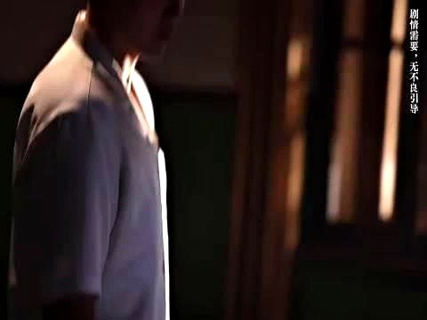 陈飞宇那个漏牙笑，配上黑夜尾随的段落，真把我吓得心脏突突跳。

陈思诚新片《神探之痕迹》这次是真没保守，一部电影直接砸进去四个真实原型案件。案件细节还原度极高，压根没打算弱化现实的残酷感。

特别是那个公交车爆炸案，光是脑补一下现场画面就浑身起鸡皮疙瘩，全程看得人头皮发麻。

就冲这不打折扣的大尺度