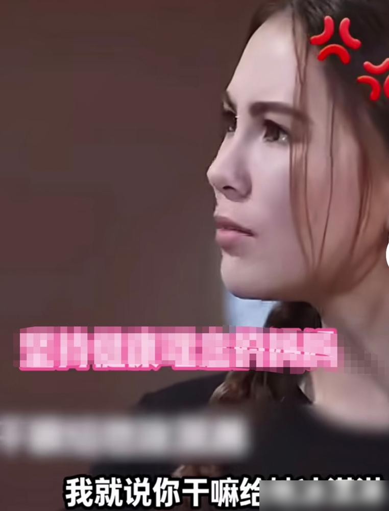 孩子明明睡死了，周杰伦却非要去买冰淇淋。
昆凌带娃特别硬，严禁吃糖碰盐，天天在家唱黑脸。周杰伦倒好，妥妥的女儿奴，总觉得吃口零食能咋地。
这次在飞机上，俩人刚跟娃约定，表现乖就给买冰淇淋。结果餐车还没推过来，孩子先呼呼大睡了。
换普通爹妈，肯定暗喜省事，这茬直接装傻翻篇。周杰伦死活不干，硬是掏