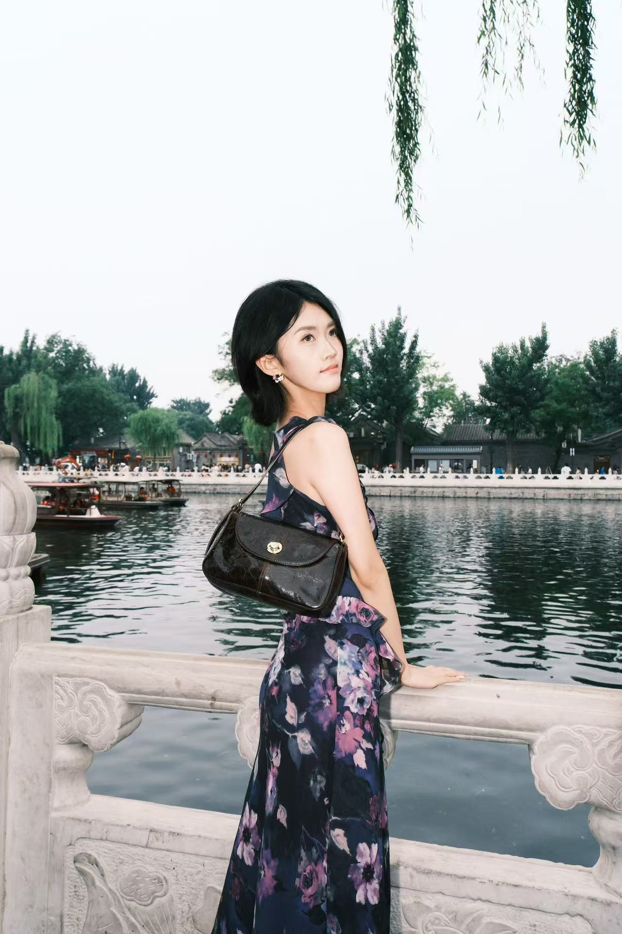 🍃过春天：三月与春天重逢三月春风一吹，堤边的柳树就绿了阳光充值完毕☀️📷明媚的日子真的很适合拍照~（本怕冷星人只有拍照的时候会脱外套姐妹们记得不要冷到了~）日常分享今天穿什么 ​​​
