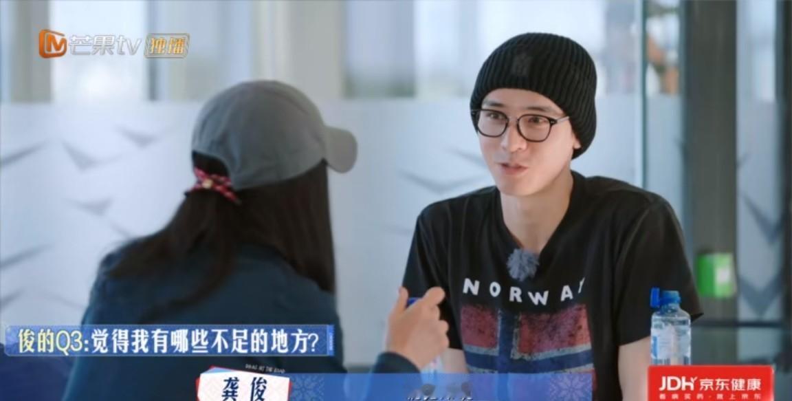 龚俊半夜爬山吼一嗓子，转头跟那英补一句“我是对所有人说的”，镜头一剪...