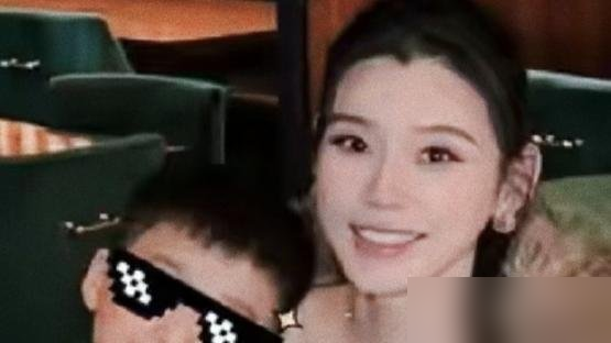 赌王家给长孙起名，直接把爷爷名字里的燊字安上去了。避讳？不存在的。
何猷君儿子大名叫何广燊，广是族谱排字，燊是何鸿燊亲手送的。老爷子不仅不忌讳，还生怕孙子不跟自己绑死。这名字就是一块行走的家族招牌。
英文名更绝，叫Ronaldo。何猷君是C罗铁粉，孩子还在肚子里时他就跟胎儿约定，同意这名就踢7下