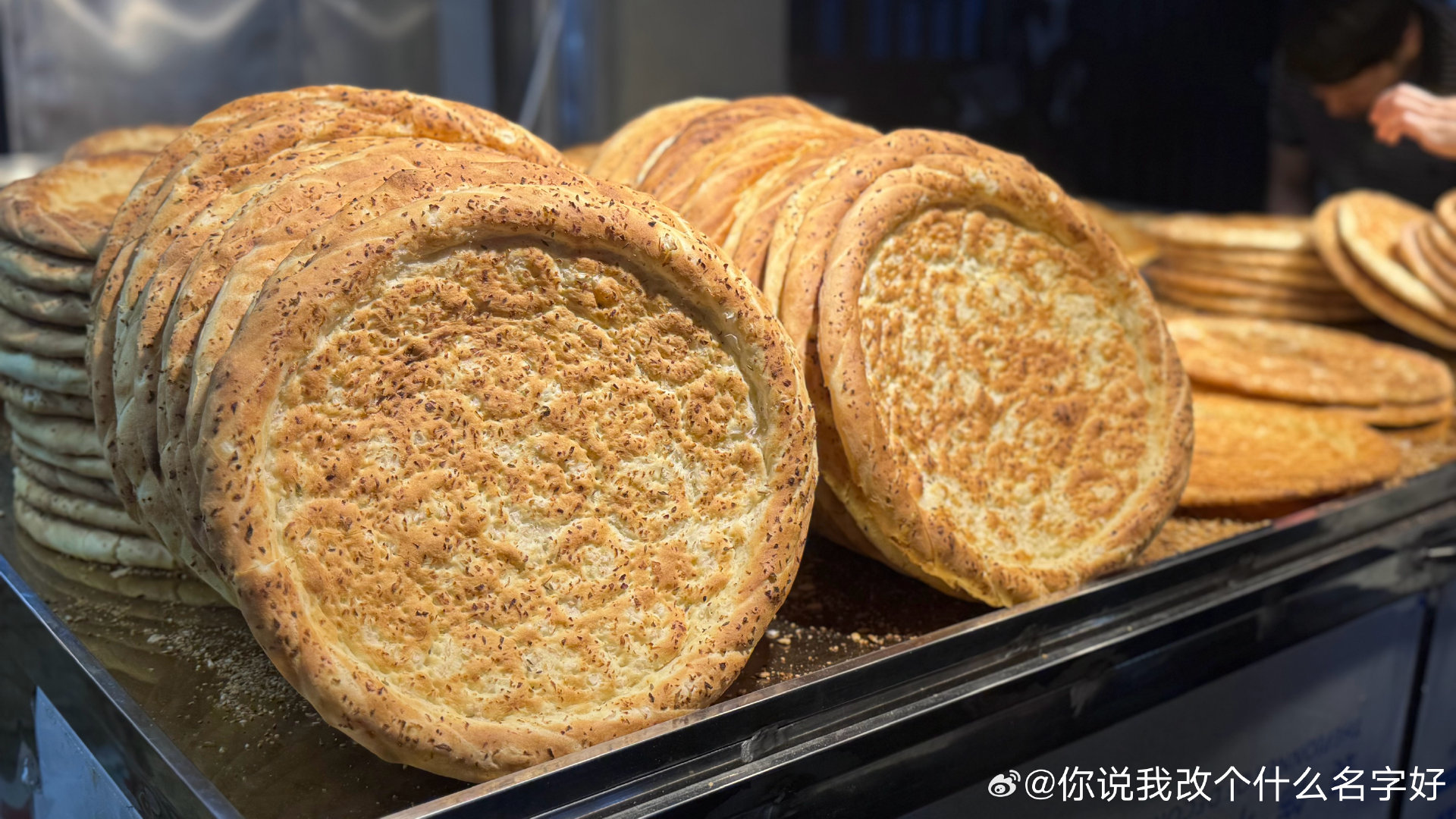#新疆人第一次见自己的馕发霉震惊了#这就不得不晒出我在新疆买的馕了，巨大一个，吃不完根本吃不完，在新疆带着几天完全没有发霉的迹象，应该跟当地气候也有很大关系，新疆馕在新疆就完好无损能放好些天，就是真的忒大又干巴，一个能顶几顿饭那种哈哈哈！#带着微博去旅行##微博旅行ing# ​