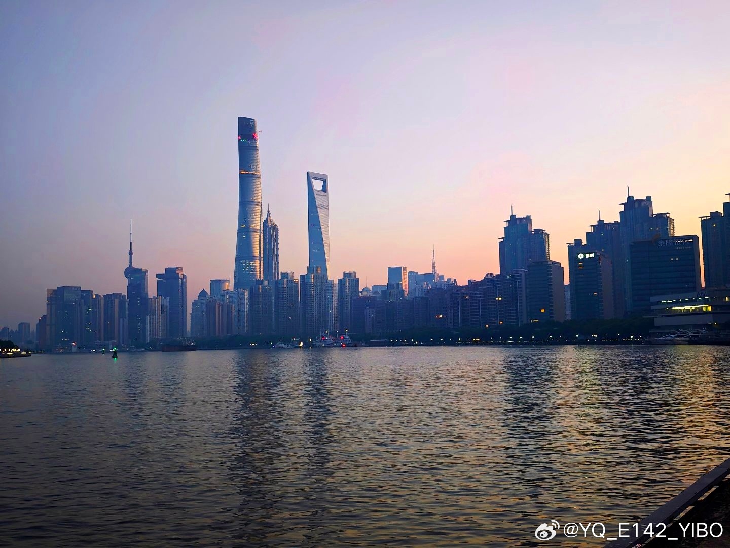 晨安，我永久喜欢的人，固然我尚未起床，但思维却飞到你的身边去了，忽而快...