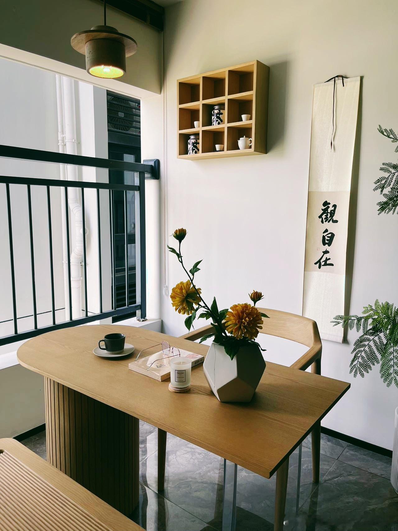 【深圳真正的「滨海度假日常」，不用远行 就在大鹏❤️】

出门就是山景海景，
整条海岸线风光超治愈，一年四季都很舒服
住在这边，相当于天天住度假区！

不用漫长等待，
园林、外立面都是实景可以直接看。

这套89㎡客厅可以做到三房两厅两卫
阳台景观还是无遮挡的，
俯瞰楼下一大片公园，抬头远处是 ​