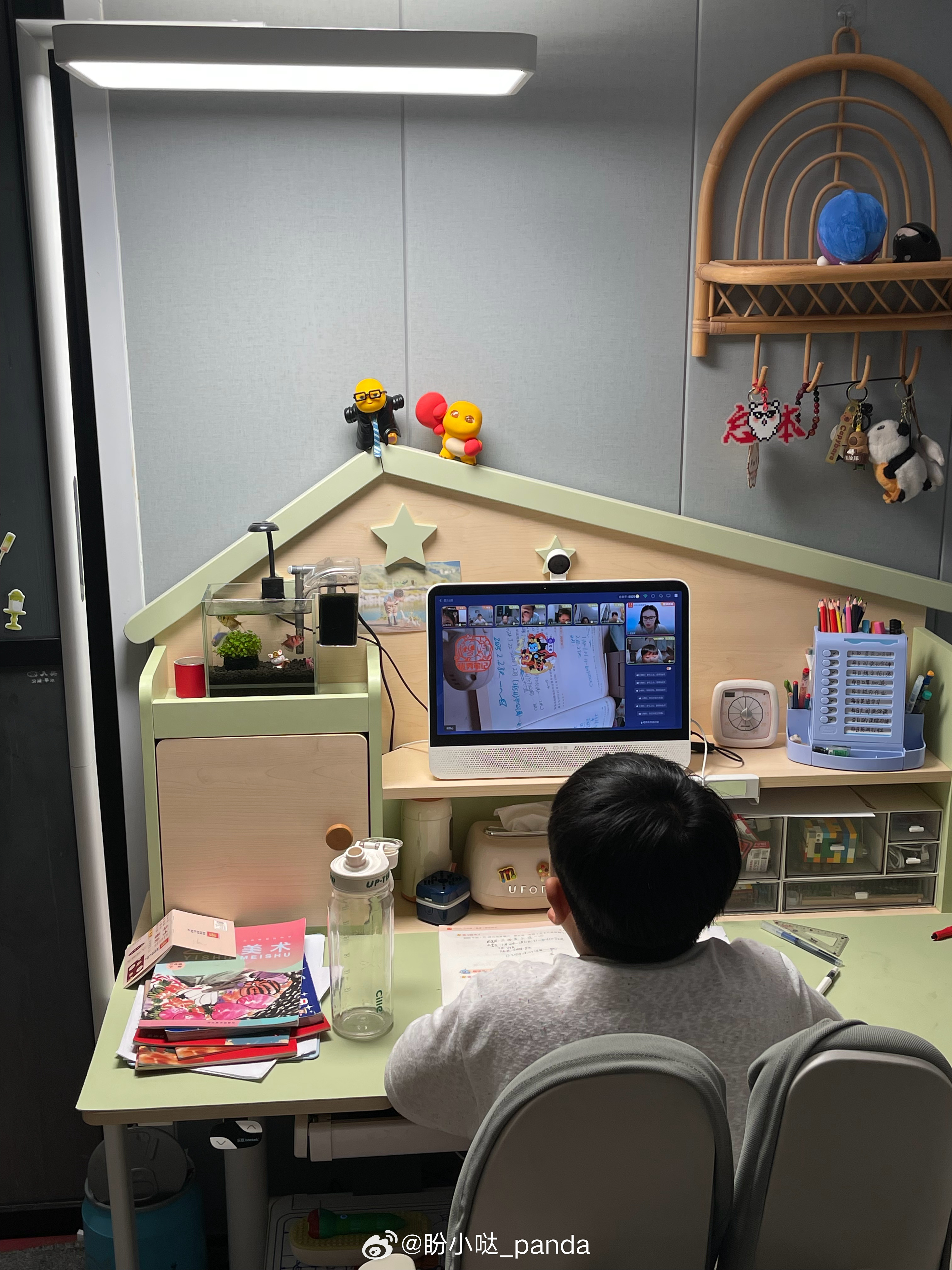 早安～现在睡得有多早？昨晚奥斯卡8:30上完数学课就睡了上完课一起洗漱...