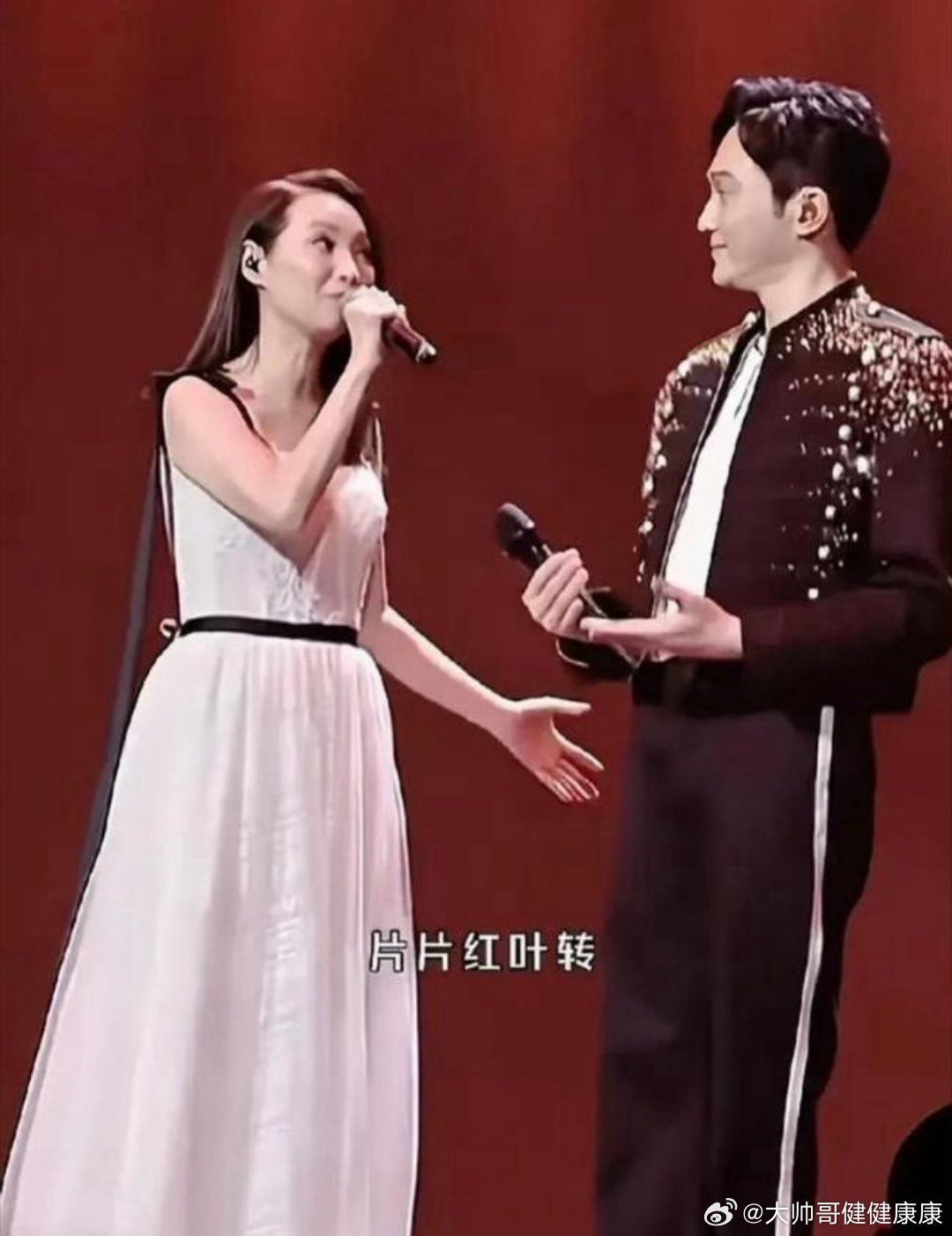 在张智霖佛山演唱会上，许秋怡时隔33年登台合唱《片片枫叶情》，台下的袁咏仪淡定举着手机录像并微笑鼓掌，这一幕被网友称为成年人处理前任关系的最佳示范。  一、世纪同台：时隔33年的体面重逢- 时间地点：