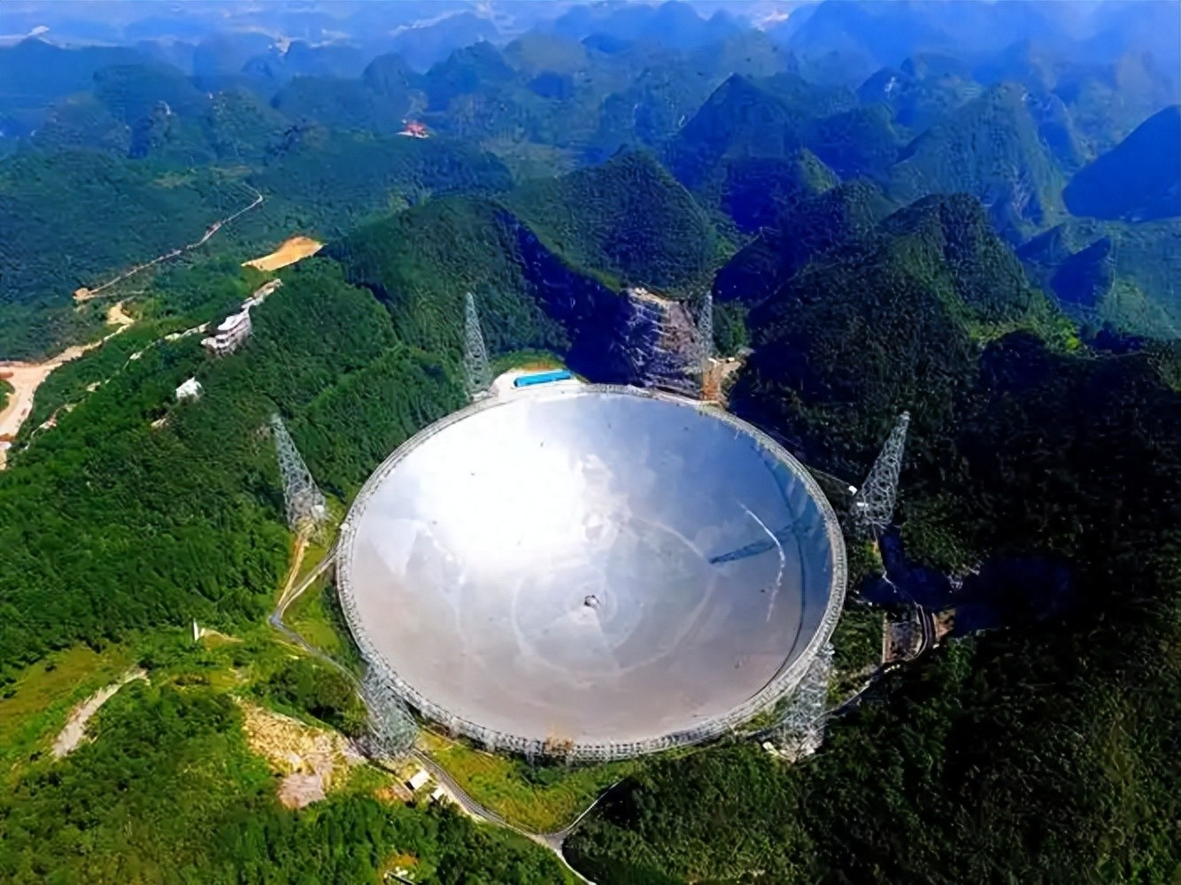 2688 元可登天眼圈梁？商家售卖特权参观引争议，大国重器不容商业化打卡

2026 年 5 月，付先生一行三人花 2688 元预订贵州平塘 “中国天眼光年之外酒店”。客服称，住客可登上 FAST 圈梁参观，车辆需提前报备。

房费包含两人名额，第三人还需补交 616 元。与普通游客乘摆渡车前往观景