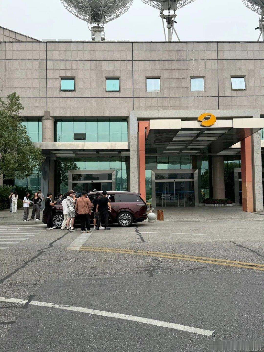 领克900L就这样亮相了，
看起来是准备上综艺节目，
现款900车长是5240mm，
再加长估计要5米3往上了。
#领克900L##新能源汽车# ​