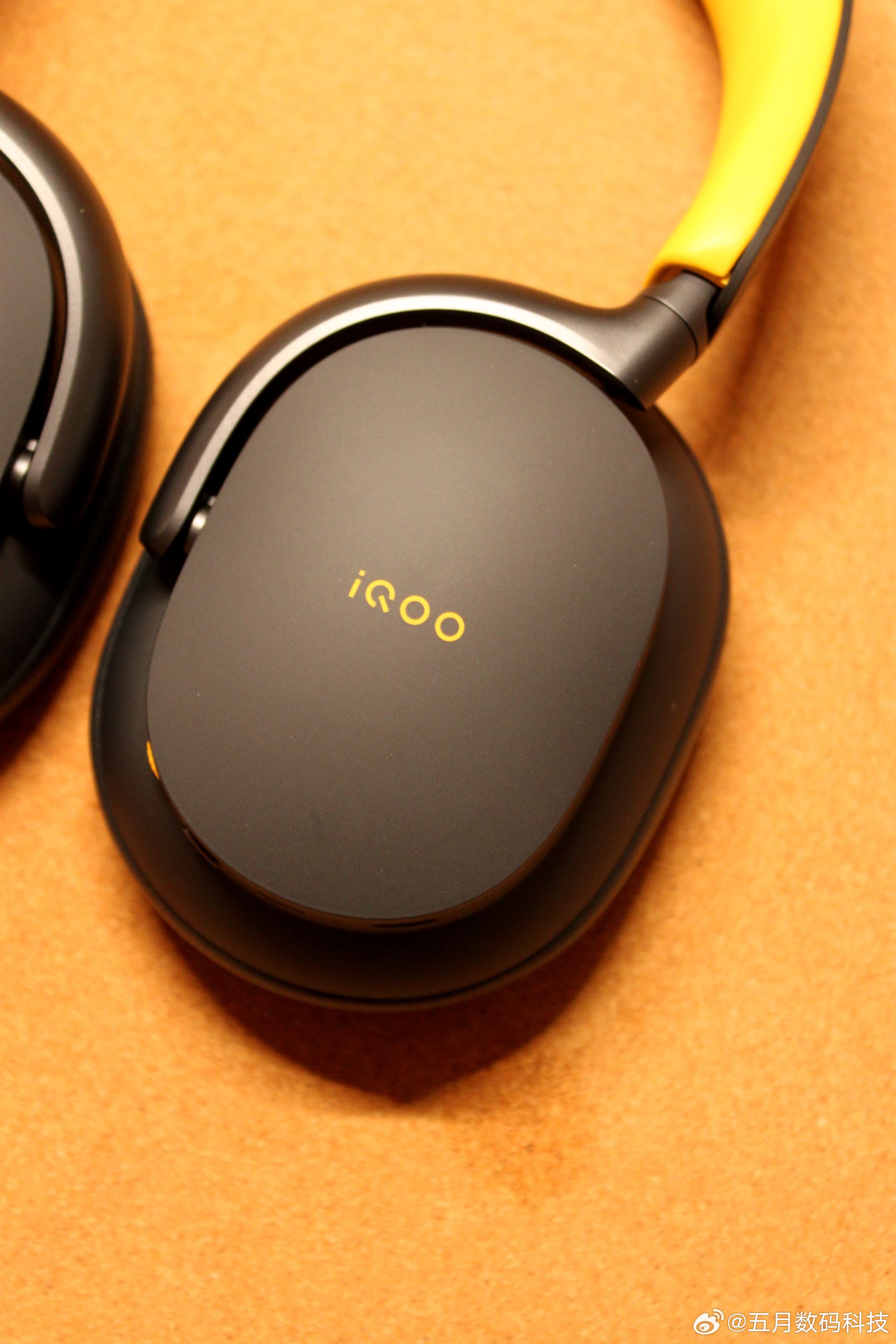 #iQOO头戴电竞耳机#
​​​​iQOO首款跨端头戴式电竞耳机入手了，外观颜值能打，以黄色、黑色双配色，具有个性化鲜明的颜色特征，又不失稳重的成分在里面。打开开关，还有黄色氛围灯，在自己的电竞室里，加上电竞氛围，别提有多爽了。这款耳机具有Monster Sound电竞音效、多端自定义均衡器、ANC主动降 ​