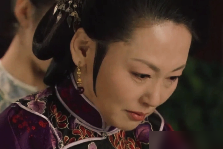 浣碧撞棺那场戏，蓝盈莹根本哭不出来。片场乱糟糟，她愣是逼自己连哭三四个小时，最后想着我妈躺里面才崩了。
她说刚接剧本时特讨厌浣碧，这人满脑子算计争抢，一点不可爱。演到后来才懂，一个庶出女儿给正牌小姐当丫鬟，一辈子就争个名分。那点不体面，全是自卑和不甘撑着的。
节目里主持人问她最想对浣碧说啥，她来