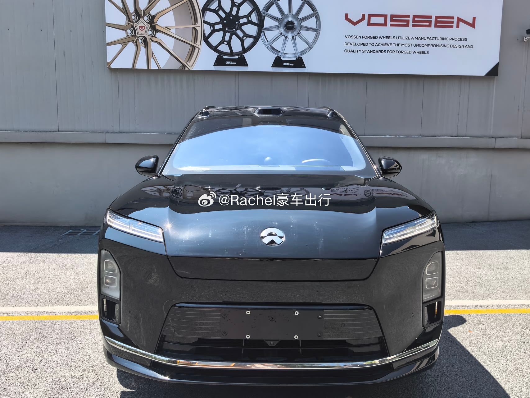 🟡租车：蔚来Es8
✨✨最新款蔚来ES8 六座行政签名版（顶配）

黑外棕内 搭配22寸大轮毂 2➕2➕2布局
智能高清投影大灯 流媒体后视镜 
Nomi 3.0人机交互更智能
前两排三座零重力座椅 车内一键躺平休息
后排21.4英寸OLED超清大屏 
后排光感隐私玻璃 可随意调整透光度提高隐私 
通风/加热/按摩全覆盖 智 ​
