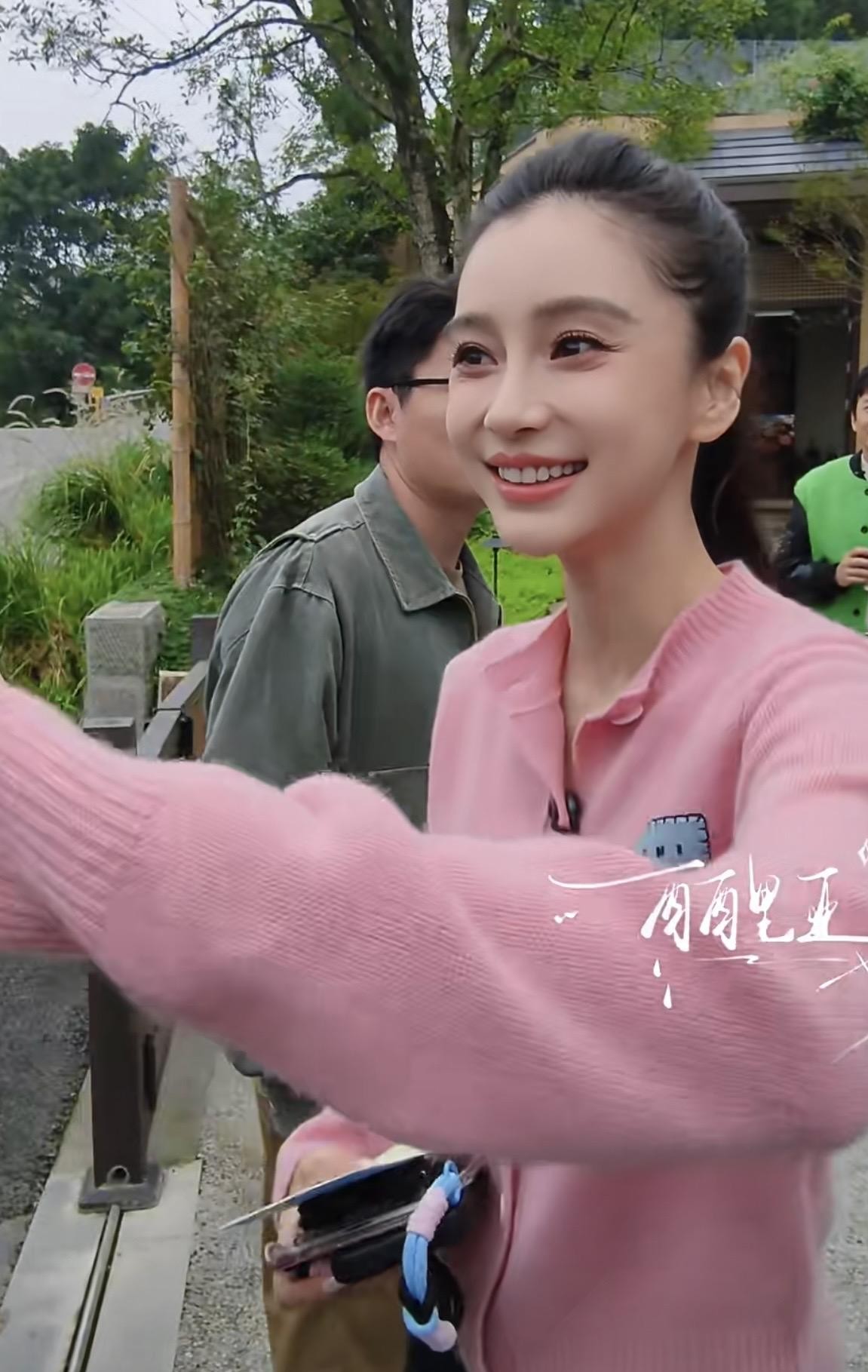谁能想到，邓超和Angelababy时隔这么久居然又同框了。
现场路透一出来，不少老粉心里都咯噔一下，那种熟悉的跑男老友氛围瞬间被拉满。
照片里Baby穿了件粉色针织开衫，搭着简简单单的黑裤子，整个人看着又甜又利落。哪怕只是随手一拍，那双标志性的大眼睛还是格外抓人，稍微带点神采就显得特别有戏。