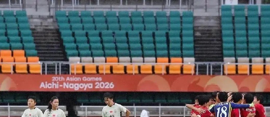 中国女足0-2被朝鲜碾压28年没摸过亚运金牌，同一天男足3-0泰国闯进四强，铿锵玫瑰这次真要看着男足背影叹气了。
名古屋亚运会女足半决赛终场哨响的那一刻，朝鲜队球员在场地中央拥抱庆祝，中国女足姑娘们低着头走向看台。开场仅3分钟，朝鲜队明有成的一脚抽射就重重砸在横梁上，中国队逃过一劫，但此后的87分钟