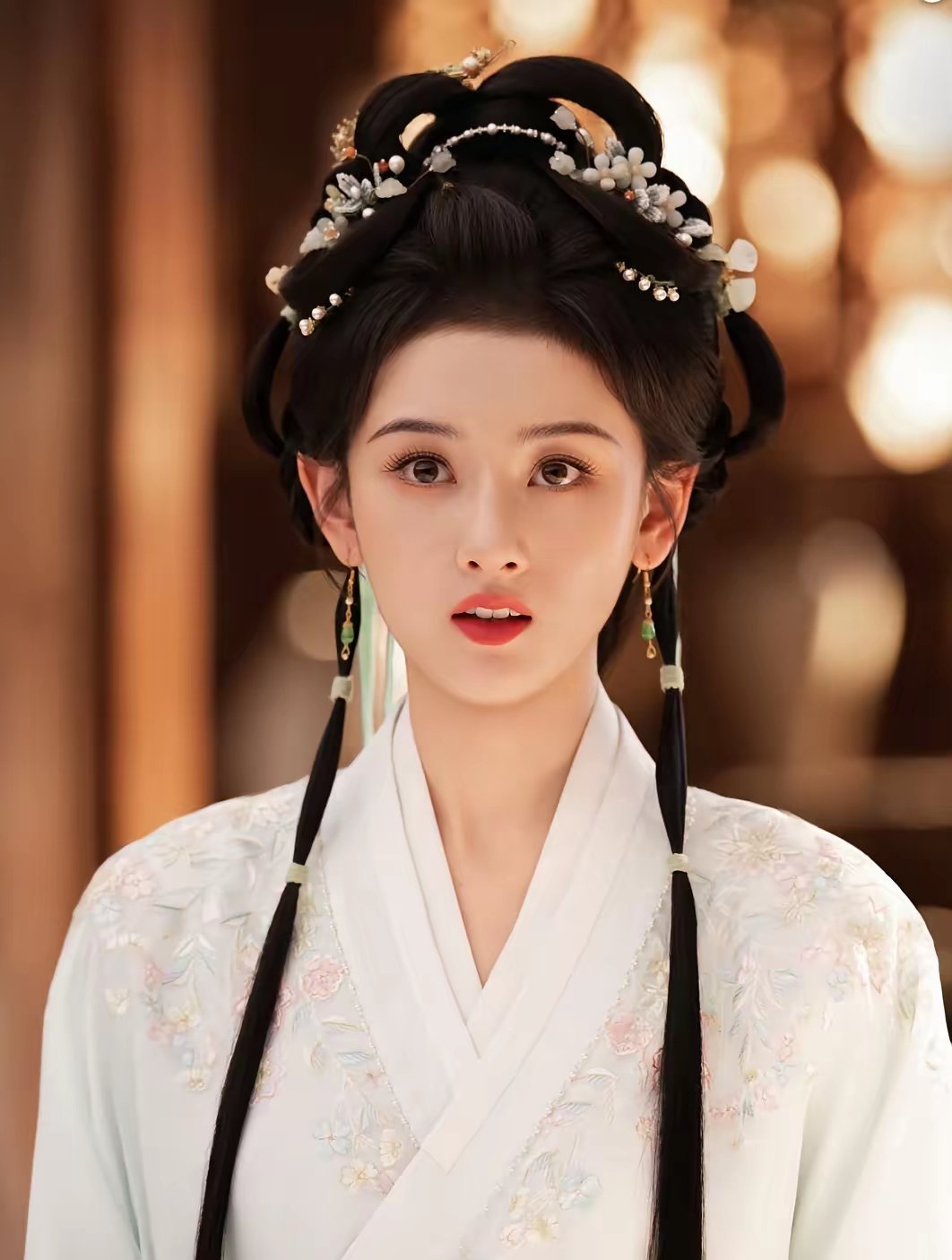尚公主播出后，有网友发现孟子义的一个造型和宋祖儿的未播剧表妹万福非常的像，就像一个模子出来的。但宋祖儿更适合这个造型，有网友说这个造型比较少女，而宋祖儿少女感十足，孟子义更适合成熟一点的造型，你觉得呢？ ​