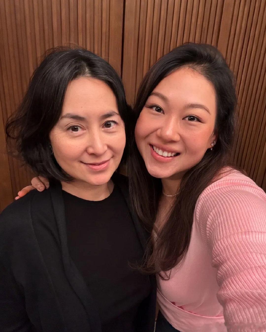 何超琼和干女儿一家过中秋！一家人去高端粤菜馆吃菜，吃了月饼和姜汁汤圆，很接地气的幸福。 ​