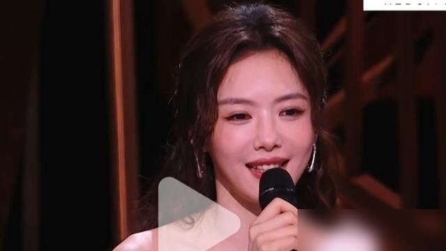 蔡文静在《披荆斩棘》五公现场，脸直接红到耳朵根，对着王传君他们喊“太帅了，被帅迷糊了”，全场笑翻。
工作人员赶紧澄清，没喝酒，纯是情绪上头。
这姐最近是真不藏着掖着。刚在《我家那闺女》里自曝，刚结束一段五年的恋爱，原因就仨字：情绪价值给不够。她说自己高情感需求，前任接不住，就分了。
转头又干了