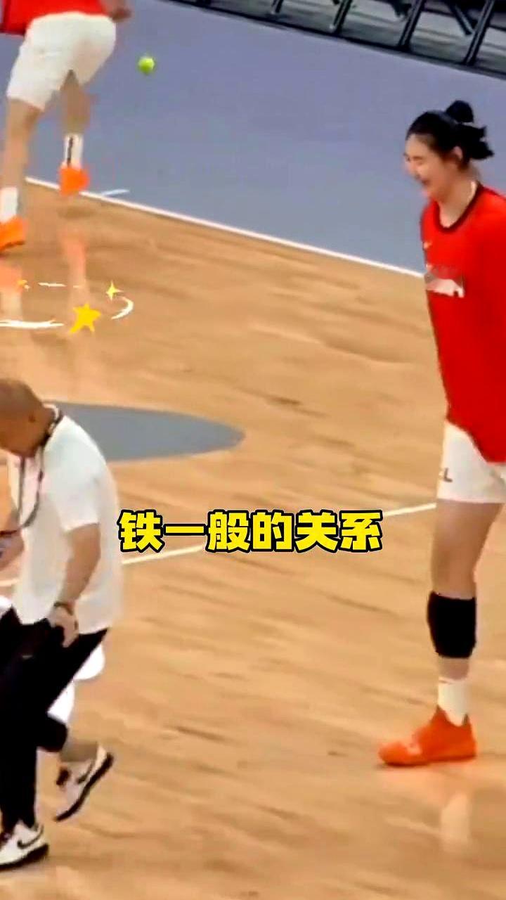 别再瞎猜了，人家那叫训练！    中国女篮新星张子宇，训练时跟男陪练在...