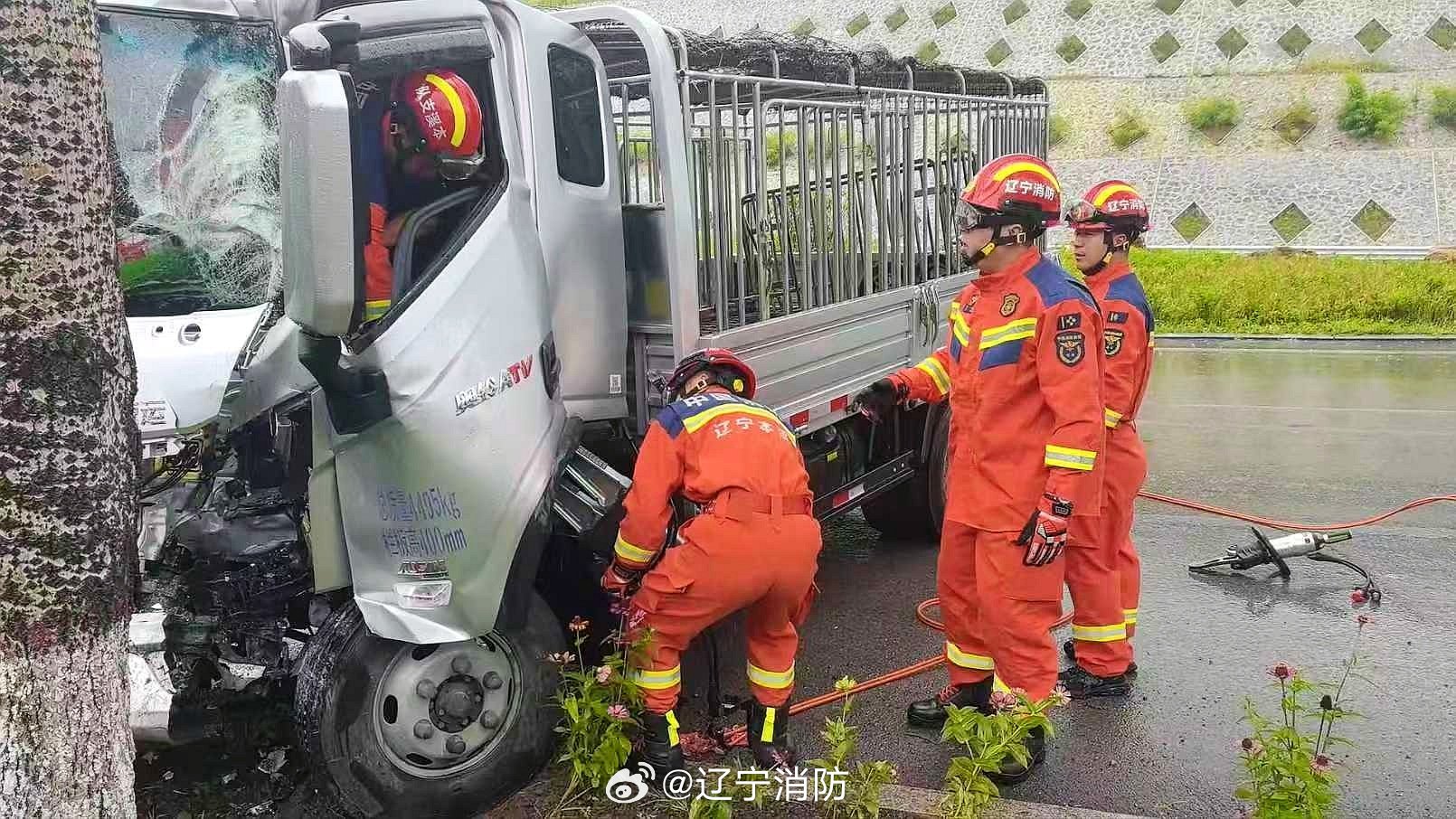 #辽宁消防[超话]#【#货车撞树司机被困，本溪消防紧急破拆施救# 】近日，本溪市本溪满族自治县三架岭隧道附近发生一起交通事故，一辆小货车行驶途中因雨天路滑，不慎撞上路边树木，车辆受损，驾驶员被困车内，群众拨打报警电话紧急求助。接到报警后，滨河路消防救援站立即调派消防救援人员火速赶赴现场 ​