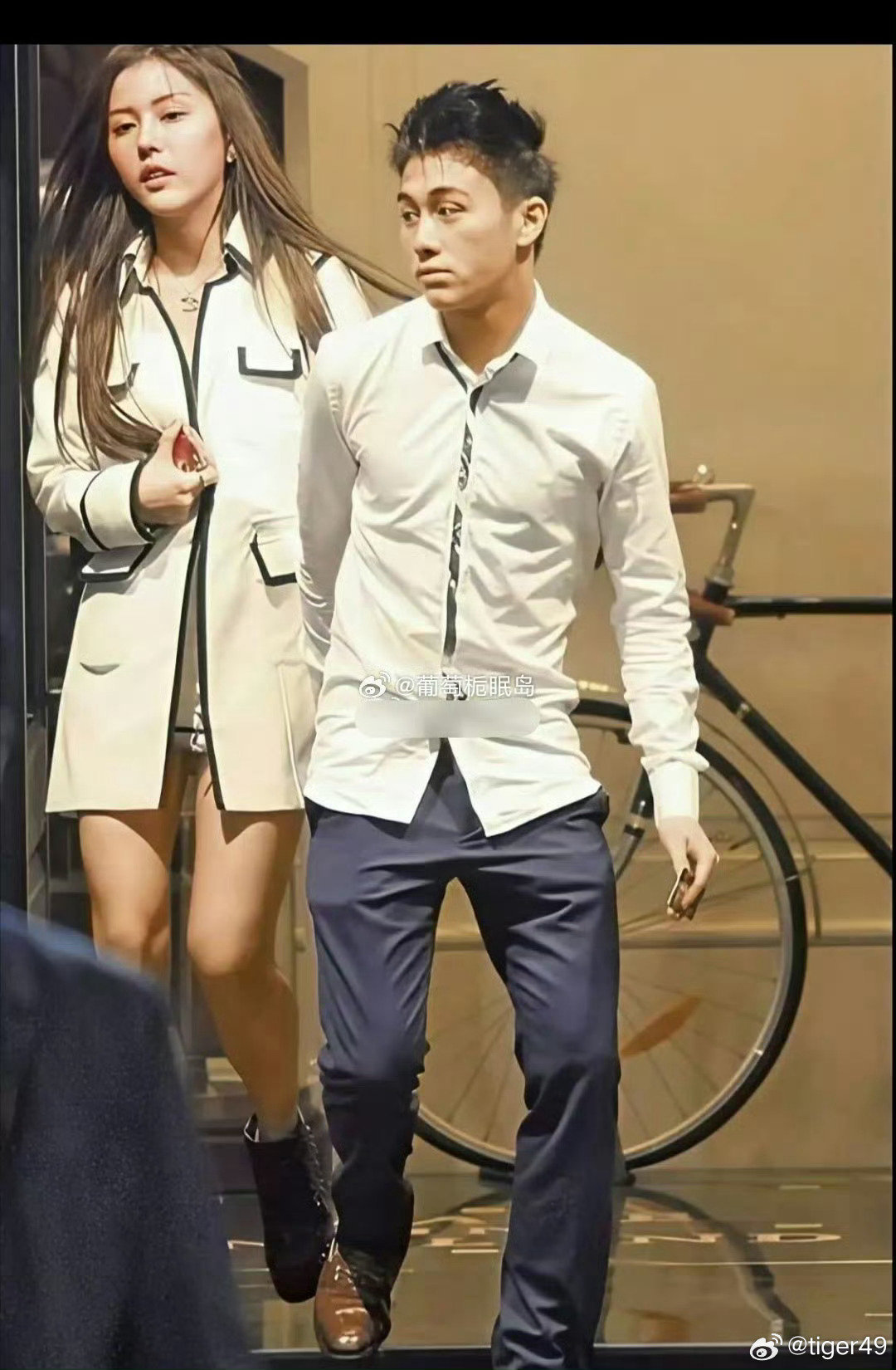 原来奚梦瑶老公何猷君早年这么会！
年轻时候的何猷君，妥妥暖男一枚✨
会帮女友拎东西，下意识护着对方，还主动给女朋友拍照
年少时的温柔都藏在细节里，旧图氛围感拉满
#何猷君 #奚梦瑶 #明星旧照 ​