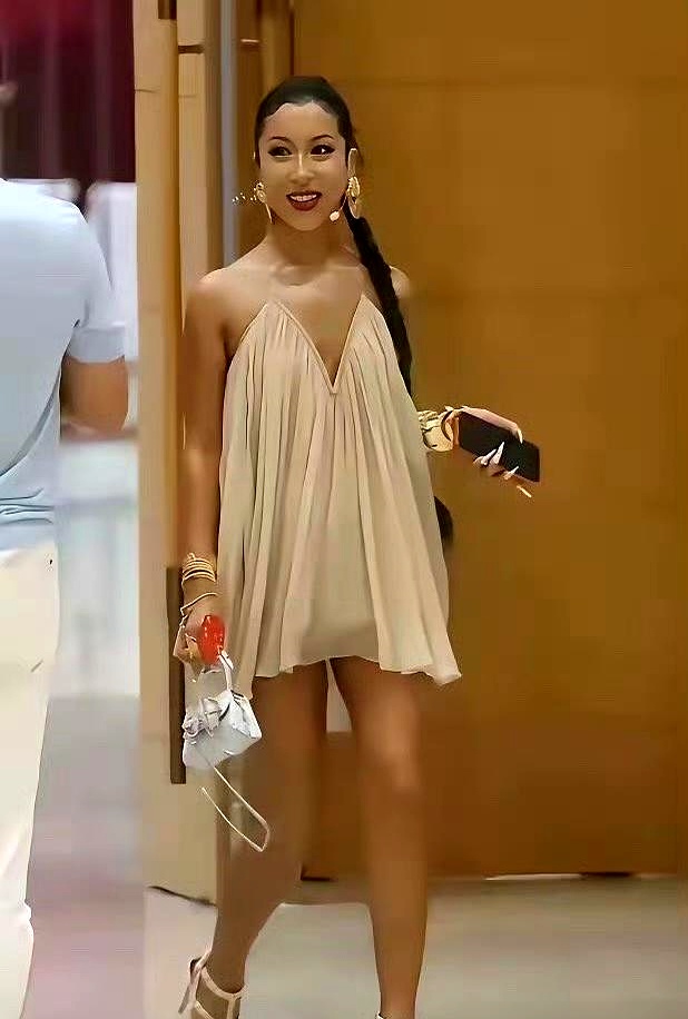 吉克隽逸穿件粉色抹胸，在刘欢家里又唱又跳，师母卢璐就坐在边上笑眯眯看着，结果视频一发出来，不少人跳出来骂她不懂分寸、没有边界感
 

隔着屏幕的看客在那瞎操心，其实根本不懂人家的交情。从2012年好声音拿下刘欢组冠军开始，十来年过去，刘欢夫妇每年六一家宴款待刘家军，她年年不落，进门就像回了自己娘家，