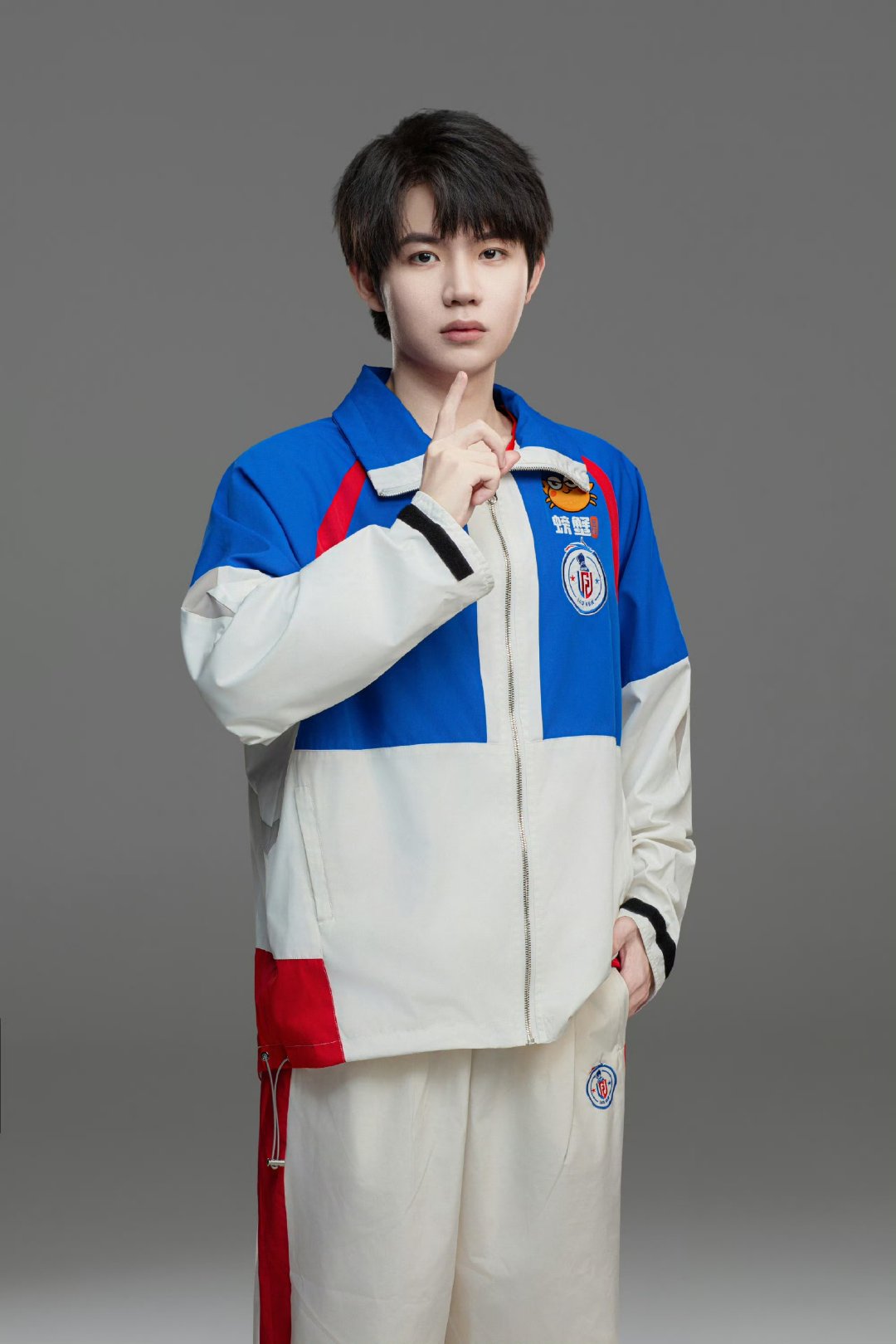 #九尾和艾尼氪V带你上星# KPL年度总决赛开赛首日，九尾联手艾尼氪V开启跨界联动，和粉丝一起为赛场助力。九尾赛场向来稳得住关键局，不迎合固定套路、坚持自己节奏的风格，和品牌态度契合，本次联动也准备了福利，一起为年总参赛选手加油。 ​