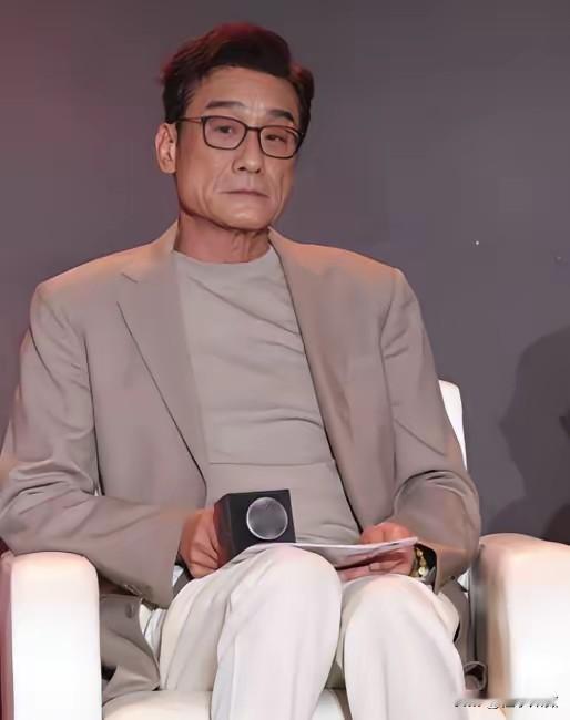 某次访谈中，年近七旬的梁家辉被主持人问道：“你现在身家百亿、财富自由，为什么还不躺平”？梁家辉摆摆手:“我不能躺平，还得继续努力赚钱”！主持人不解:“你又不缺钱，为什么不能躺平”？

梁家辉的回答，比“百亿身家”更值钱。“躺平也必须具备某一种条件，你才能躺平，也要有够的地方让你躺。如果你连躺的地方都