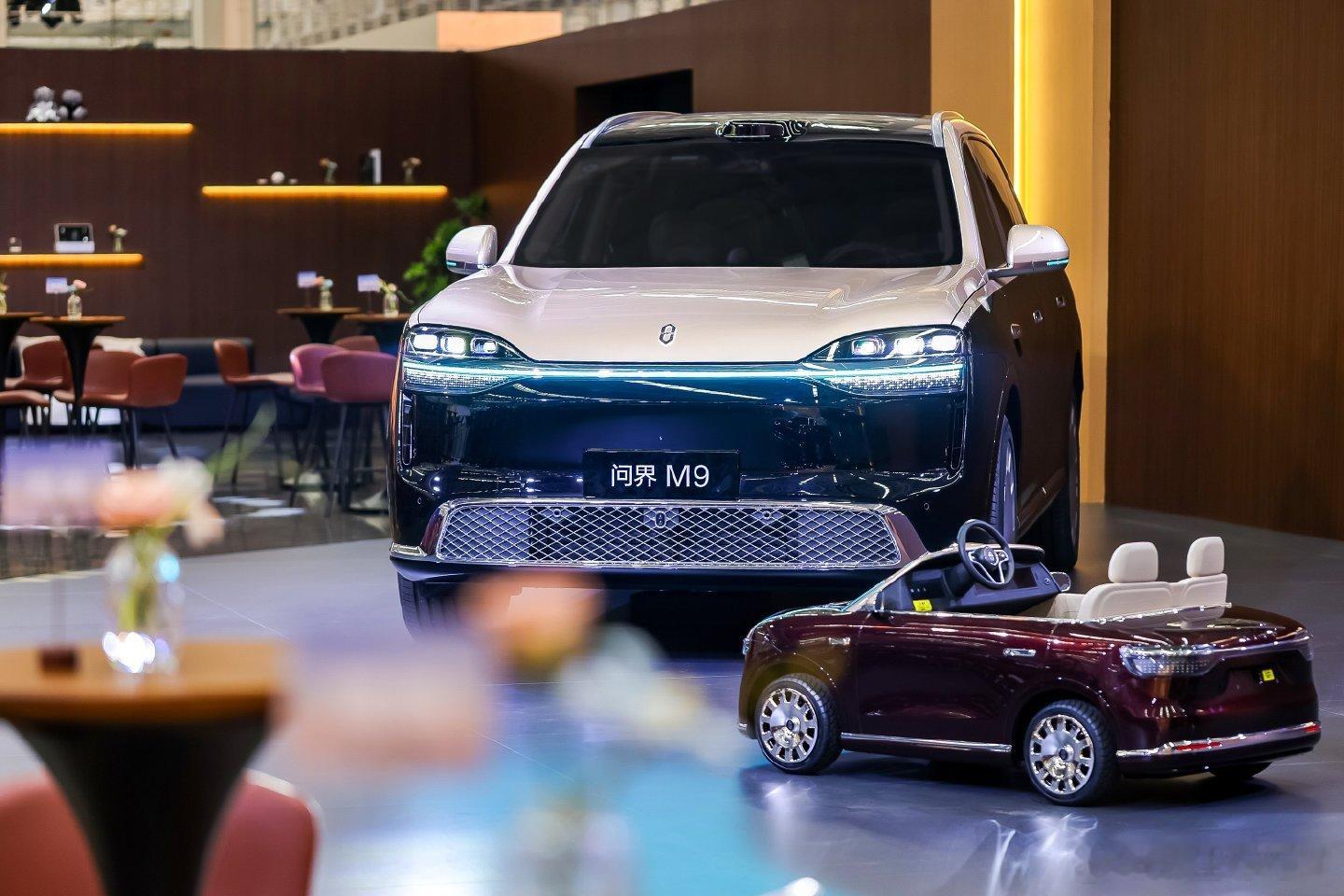 #问界M9 Ultimate 领世加长版开启全国交付# 问界M9 Ultimate领世加长版开启全国交付，每一处细节都经过匠心雕琢，智能配置拉满，沉浸式座舱带来舒适高端的私享出行感受。 ​