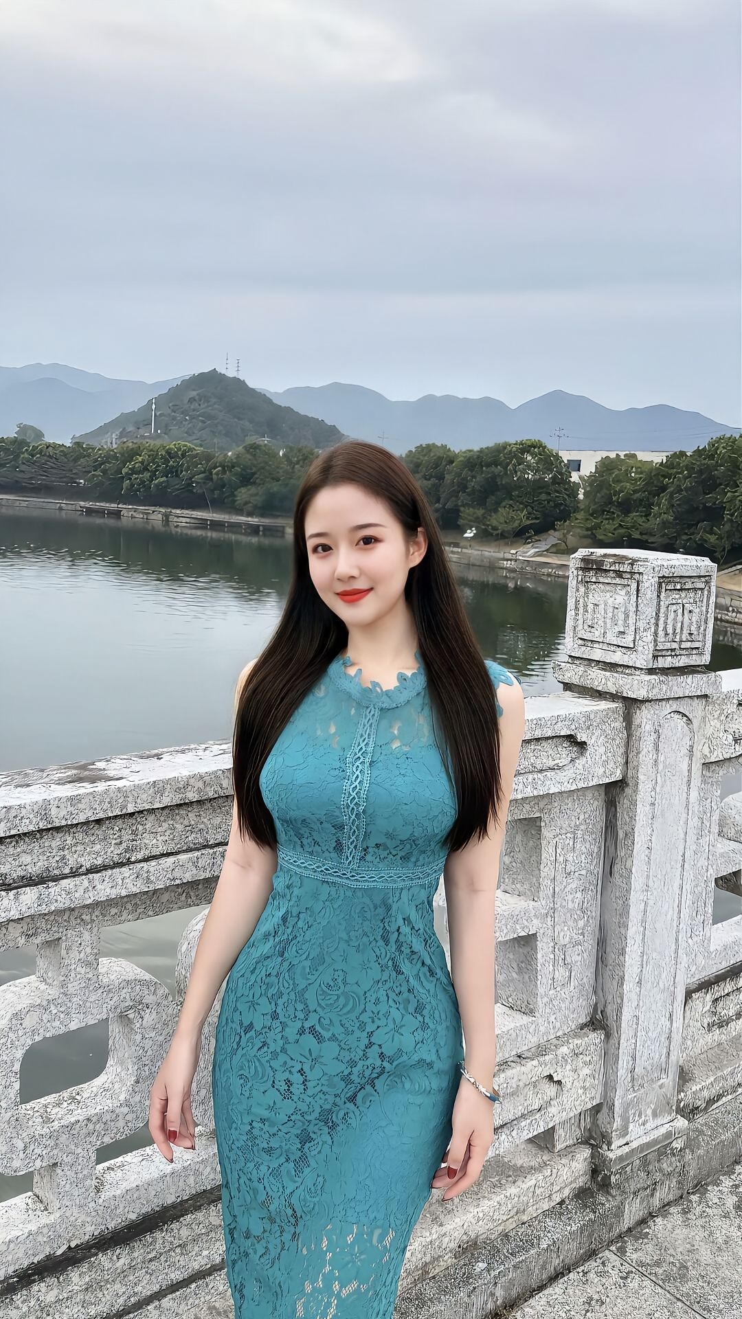 被美到了！湖光山色与蕾丝裙的浪漫邂逅。  今天在湖边散步，偶遇一位穿蕾...