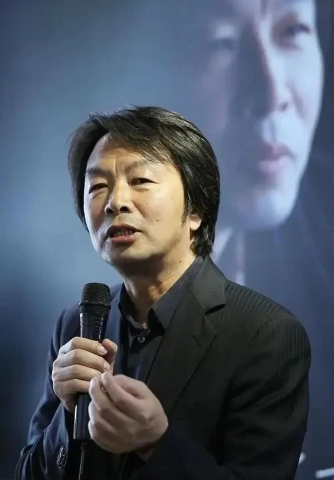 刘震云告诫女儿：“不要去扶跪着的人，他一旦站起来，第一个除掉的就是你，面子给多了