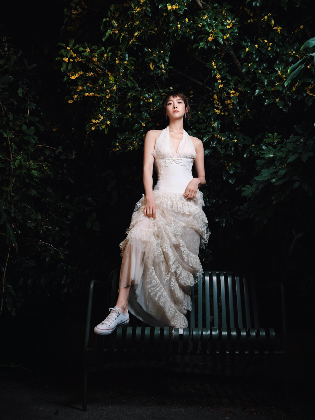 #宋茜[超话]# 蕾丝层叠交织出柔软诗意，纯白裙摆漫过舒展时光。​