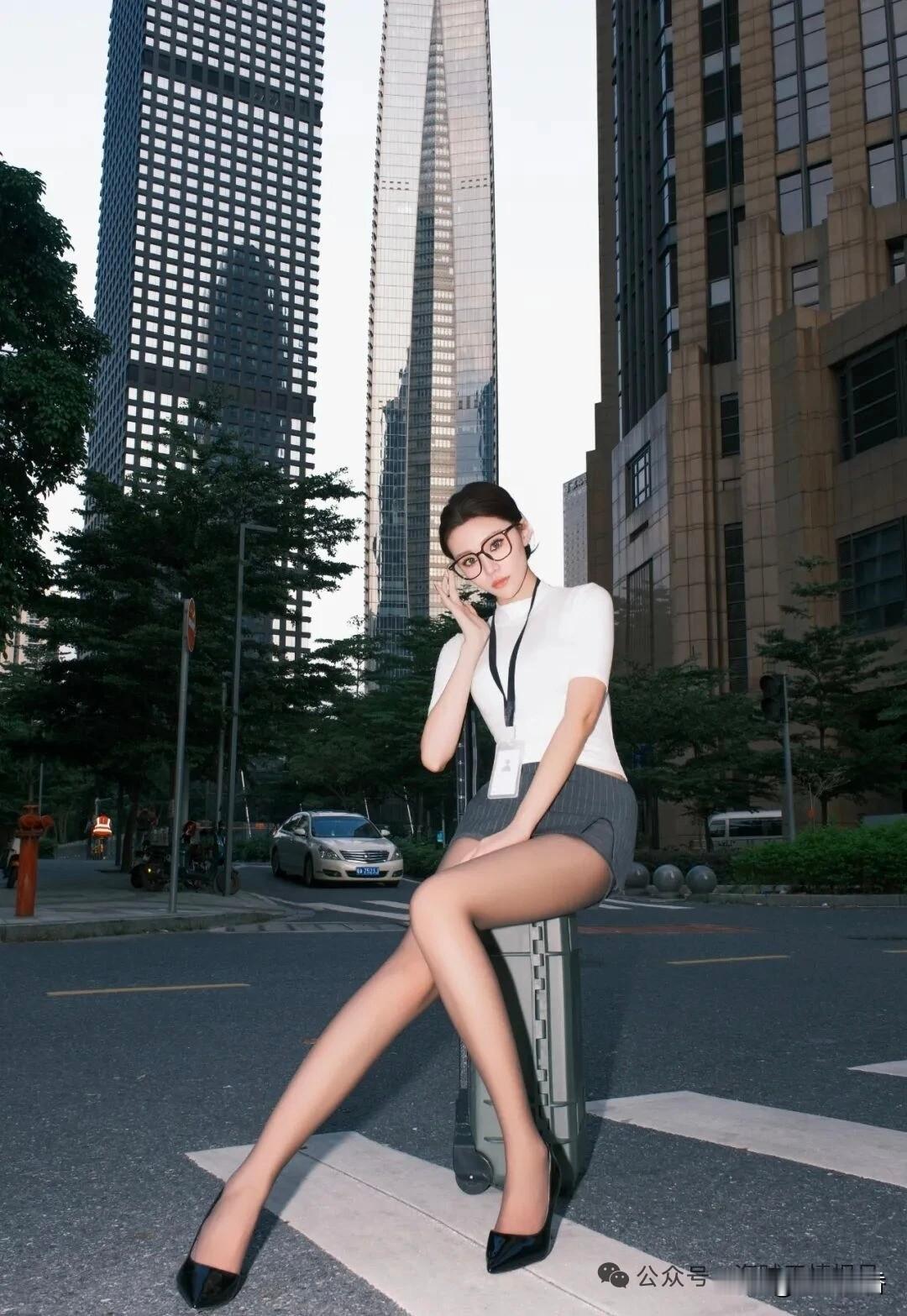 都市女郎的时尚穿搭，高跟鞋与城市天际线相映成趣。