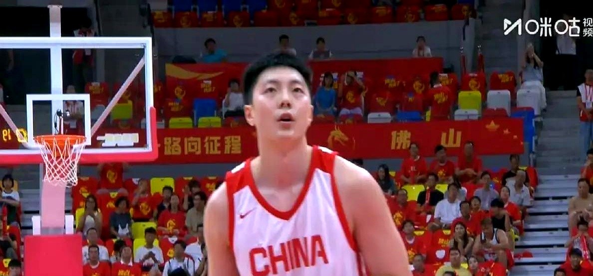 胡明轩凭什么不给年轻球员传球？这事根本不是你们想的那样。

把球死死捏在手里单干，那是急着出风头的新人干的事。当过国家队队长的人，眼里早没那些虚的。

场上局势瞬息万变，胡明轩脑子里装的是战术板，不是个人数据。该分球分球，该强攻强攻。教练让他坐板凳，他歇着；让他上场，他直接把比赛节奏掐死。

别拿打