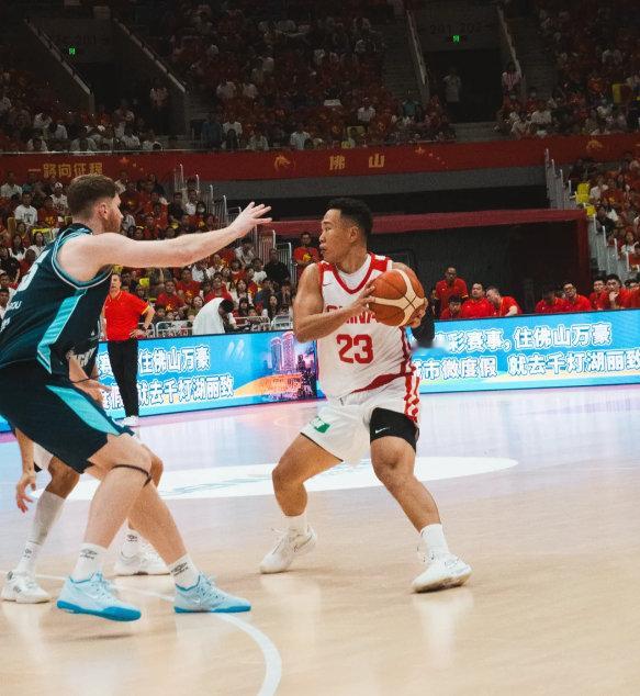 #贺希宁被裁后立刻出发美国# 三个月前他刚拿到CBA常规赛MVP，场均20.1分4.9篮板3.8助攻，三分命中率41.6%。三个月后连亚运会名单都没进去。从MVP到被裁，落差太大了，但他选择的是——站起来，继续练。 ​