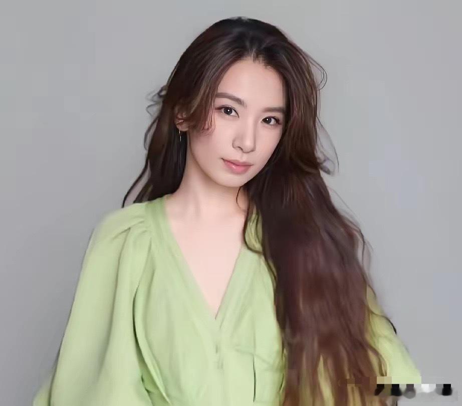 大家发现没？
田馥甄这个人，不能细看。
​​因为你一细看就会发现，她虽然今年43了，可那张脸是真不给年龄留面子。
​皮肤白皙紧致，脸饱满不凹陷，下颌线清清楚楚，苹果肌也没往下掉，眼周干净得几乎没有黑眼圈和细纹，说她三十出头都有人信。
​​更气人的是她那种反差。不笑的时候，瓜子脸、偏长的 ​