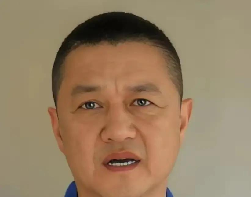 刚看到个事情，李亚鹏和王菲离婚这么多年了，但他跟继女窦靖童关系还特别好。
听说俩人每周五都要固定打视频，上次直播窦靖童还直接喊他“爸”。
这事儿在我脑子里搁了一会儿。
按常理说，没血缘关系，父母也离了，联系肯定慢慢就淡了。
结果他俩反而比好多亲父女还紧密。
李亚鹏自己不也说嘛，亲女儿李嫣青春期还时不