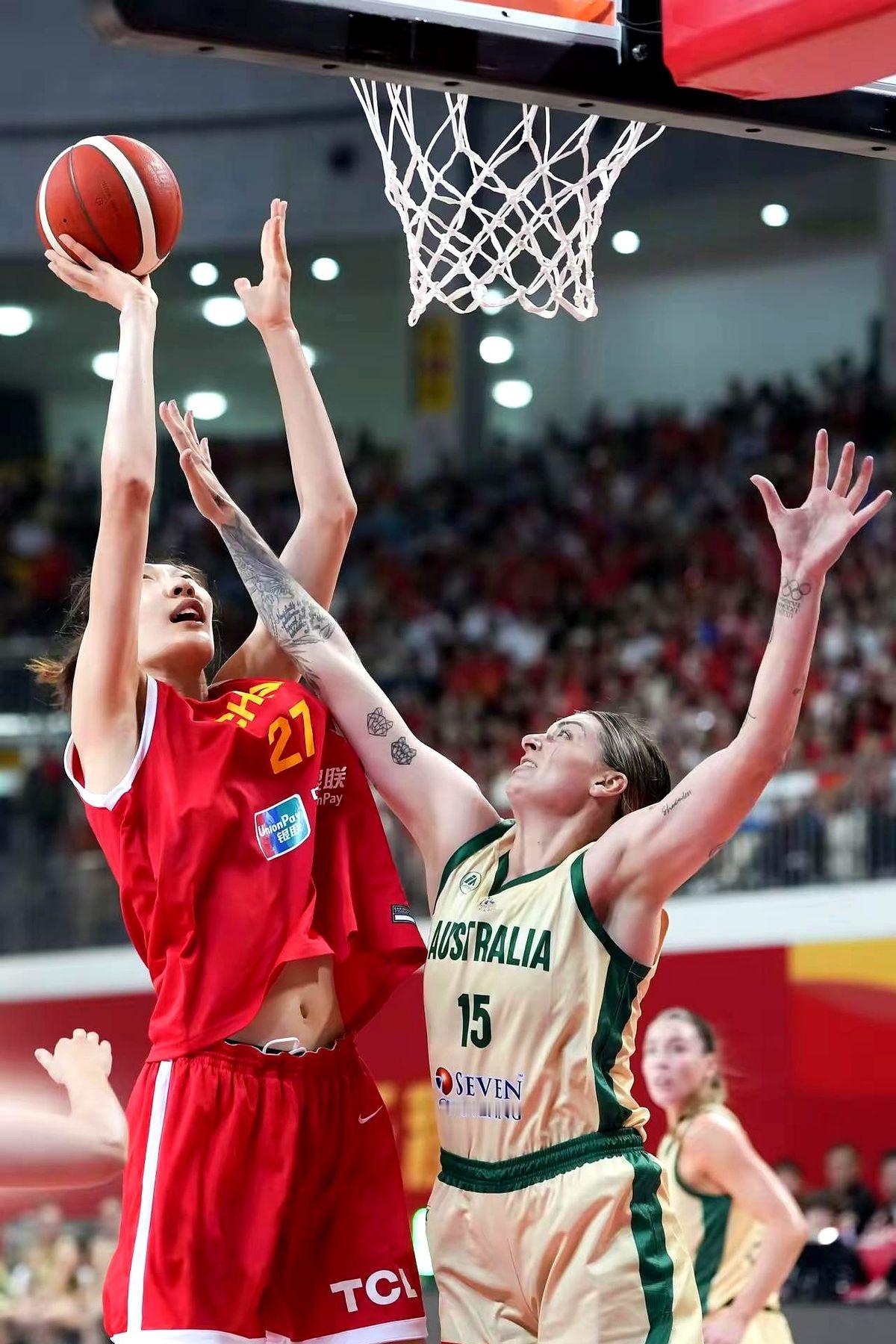 中国女篮这次世界杯，阵里只剩韩旭一个WNBA球员了。

2026女篮世界杯在德国柏林打响，16支队伍里，有70个人打过或者正在打WNBA，占了快四成。

美国队最猛，12个人全是现役WNBA球员。澳大利亚和法国也各有8个，西班牙6个。咱们中国队本来有俩，结果李月汝的护照在美国邮寄时弄丢了，直接去不了